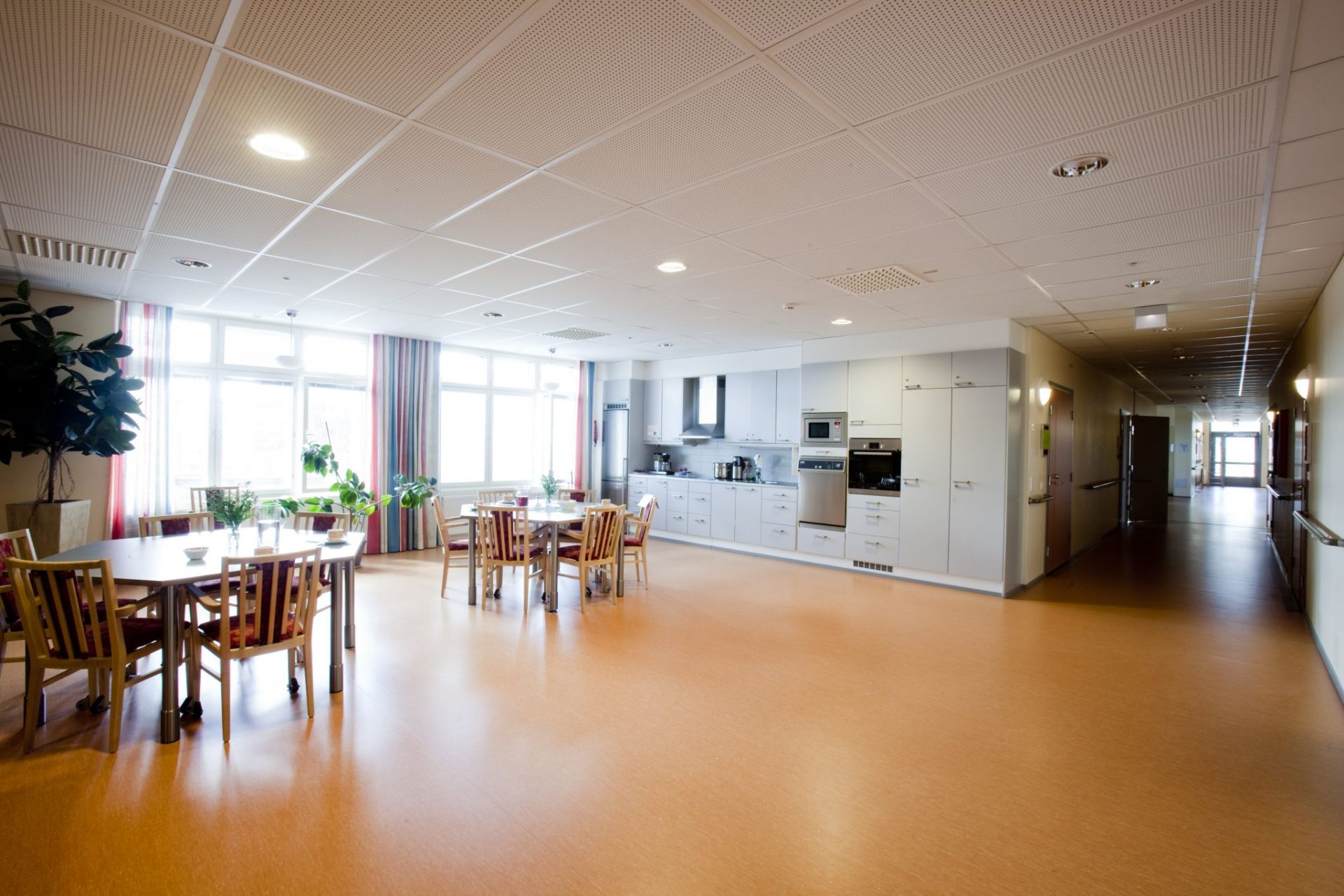 07Ett gemensamt rum med bord och stolar